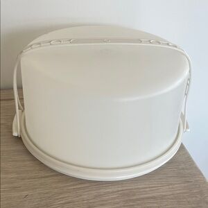 Jumbo Tupperware cake carrier with Handle. Excellent condition